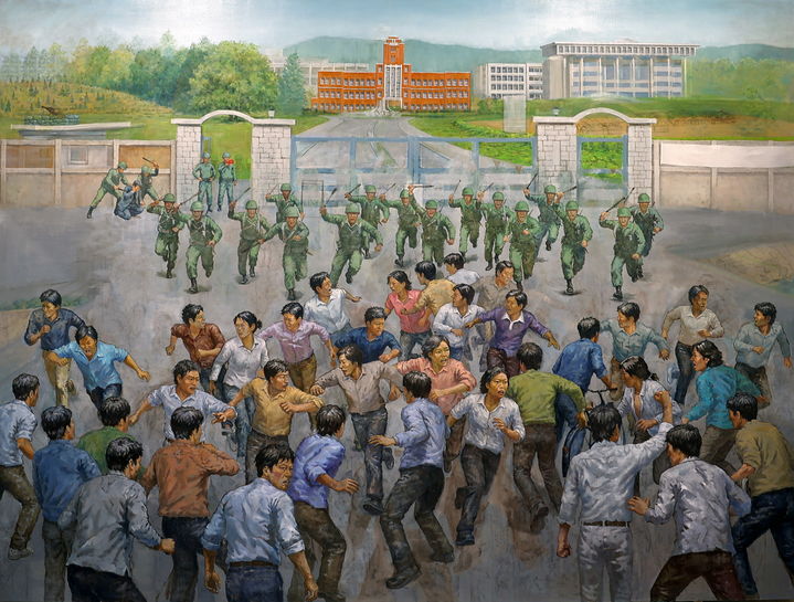 [광주=뉴시스] 1980년 5·18민주화운동 당시 전남대학교 정문에서 대학생들과 계엄군이 충돌하는 모습을 그림으로 재현했다. (사진=전남대 총동창회 제공) 2026.05.07. photo@newsis.com *재판매 및 DB 금지