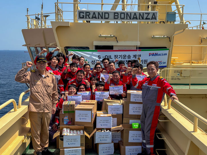[울산=뉴시스] 울산항만공사(UPA)는 호르무즈 해협 봉쇄 사태로 한 달 넘게 해상에 발이 묶인 유조선에 식료품과 생수, 휴지, 세제 등 생필품을 긴급 지원했다고 7일 밝혔다. (사진=울산항만공사 제공) 2026.05.07. photo@newsis.com *재판매 및 DB 금지