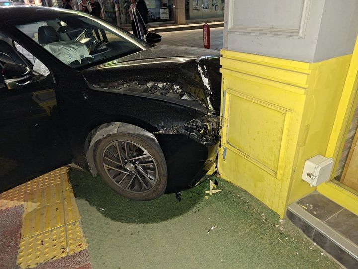 [예산=뉴시스] 지난 2일 오전 4시10분께 충남 공주 신관동의 한 도로에서 A(20대)씨가 술에 취한 상태로 승용차를 몰다 상가 건물을 들이 받아 차량이 크게 부서진 모습. (사진=충남경찰청 제공) 2026.05.07. photo@newsis.com&nbsp; *재판매 및 DB 금지