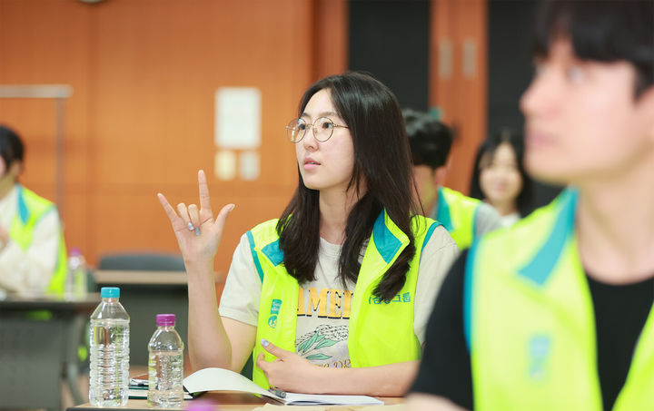 하나금융그룹 수어교육에 참여한 임직원들이 수어를 배우고 있다. (사진=하나금융 제공) *재판매 및 DB 금지
