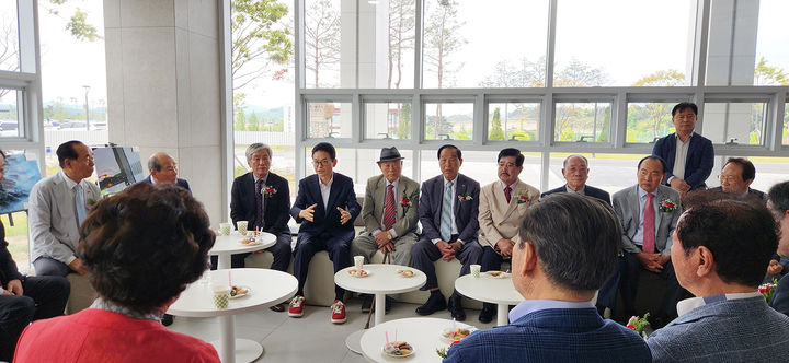[안동=뉴시스] 국민의힘 이철우 경북도지사 후보가 7일 경북인재개발원에서 열린 '제54회 어버이날 기념식' 행사장을 찾아 참석자들과 인사하고 있다. (사진=이철우 후보 측 제공) 2026.05.07. photo@newsis.com *재판매 및 DB 금지