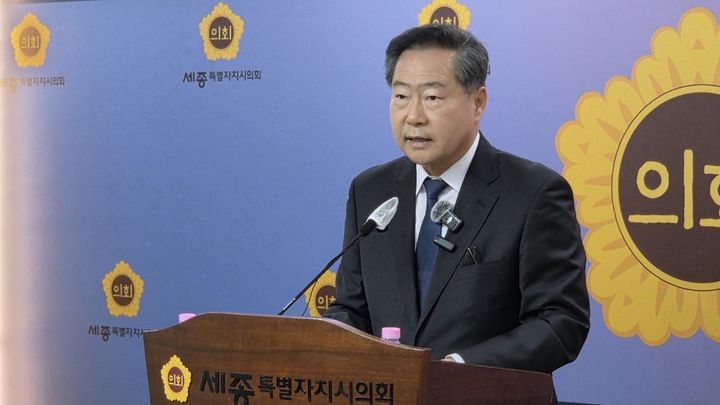 [세종=뉴시스] 송승화 기자 = 7일 보람동 세종시의회에서 기자회견하는 원성수 세종시교육감 예비후보. 2026.05.07. ssong1007@newsis.com *재판매 및 DB 금지