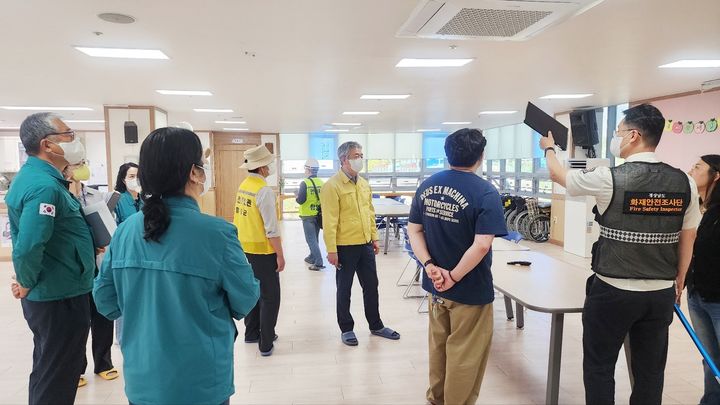 [함양=뉴시스] 함양군 노인요양시설 집중안전점검 (사진=함양군 제공) 2026. 05. 07. photo@newsis.com *재판매 및 DB 금지