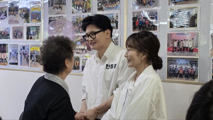 [부산=뉴시스] 한동훈 북구갑 보궐선거 무소속 후보(가운데)와 아내 진은정 변호사(오른쪽)가 7일 지역주민과 만나 인사를 하고 있다. (사진=한동훈 SNS 캡처) 2026.05.07. photo@newsis.com *재판매 및 DB 금지