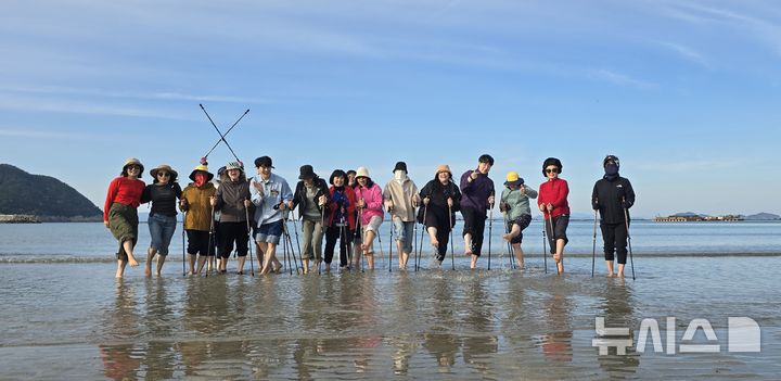 [광주=뉴시스] 전남 완도군은 7일 '2026 청산도슬로걷기축제'에 5만여명이 방문했다고 밝혔다. (사진=완도군 제공). 2026.05.07. photo@newsis.com *재판매 및 DB 금지