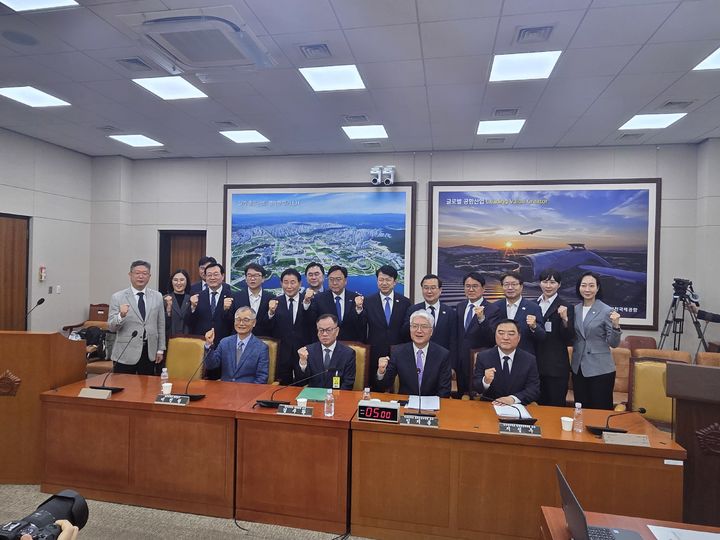 [세종=뉴시스] 7일 국회 국토교통위원회, 행정수도 특별법안 공청회가 끝나고 참석자들이 기념사진을 찍고 있다. 2026.05.07. photo@newsis.com. *재판매 및 DB 금지