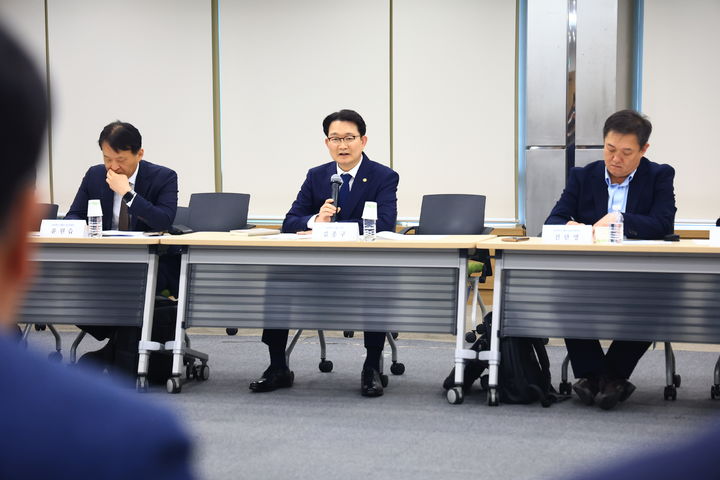 [세종=뉴시스]김종구 농림축산식품부 차관이 7일 오후 서울 aT센터에서 농업인단체장들과 간담회를 열고 지난 3월 11일과 4월 1일 당정 협의를 통해 발표한 농협 개혁방안과 주요 농정 현안을 설명하고 있다. (사진=농식품부 제공) *재판매 및 DB 금지