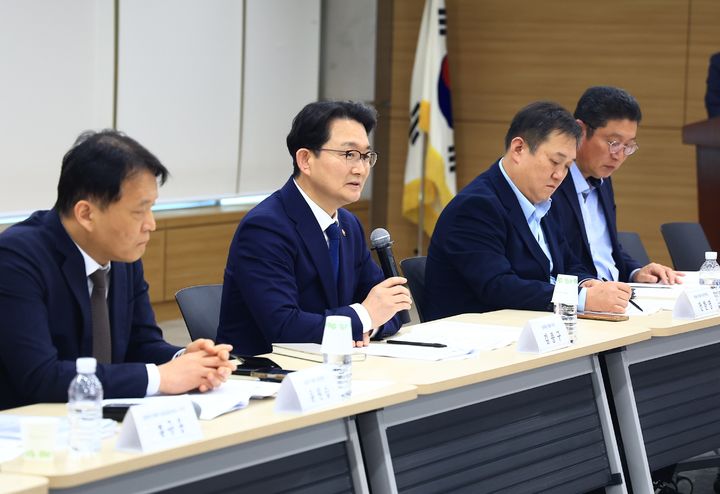 [세종=뉴시스]김종구 농림축산식품부 차관이 7일 오후 서울 aT센터에서 농업인단체장들과 간담회를 열고 지난 3월 11일과 4월 1일 당정 협의를 통해 발표한 농협 개혁방안과 주요 농정 현안을 설명하고 있다. (사진=농식품부 제공) *재판매 및 DB 금지