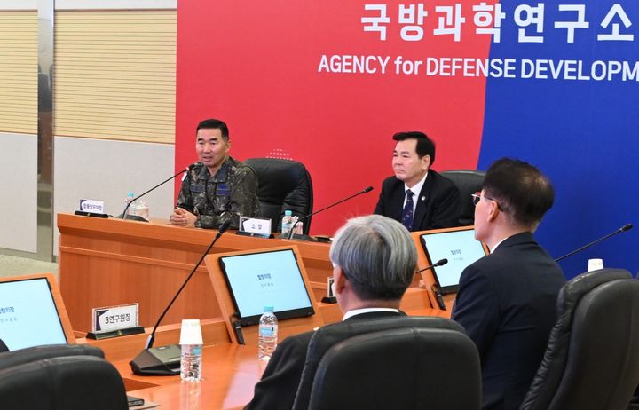 [서울=뉴시스] 7일 진영승 합참의장(왼쪽)이 국방과학연구소를 방문해 이건완 국방과학연구소장(오른쪽) 및 연구원들과 첨단과학기술 기반 자주국방력 확보 방안에 대한 현장토의를 하고 있다. (사진=합동참모본부 제공) 2026.05.07. photo@newsis.com *재판매 및 DB 금지
