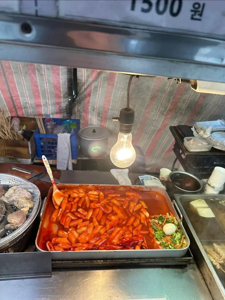 [서울=뉴시스]떡볶이 팬 한쪽에 덩어리째 뭉친 떡이 놓여 있는 장면.(사진출처: 스레드 캡처) 2026.05.07.