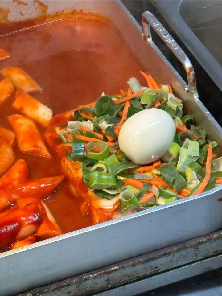 [서울=뉴시스]떡볶이 팬 한쪽에 덩어리째 뭉친 떡이 놓여 있는 장면.(사진출처: 스레드 캡처) 2026.05.07
