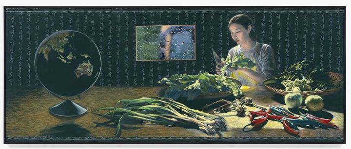 김명희, 김치 담그는 날 2025, 2025, 칠판에 오일 파스텔, LCD 모니터, 119 × 297.5 cm *재판매 및 DB 금지