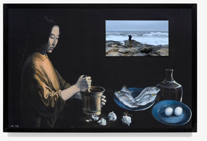 김명희, 신은 수학자인가?, 2026, 칠판에 오일파스텔, LCD 모니터, 113 × 174 cm *재판매 및 DB 금지