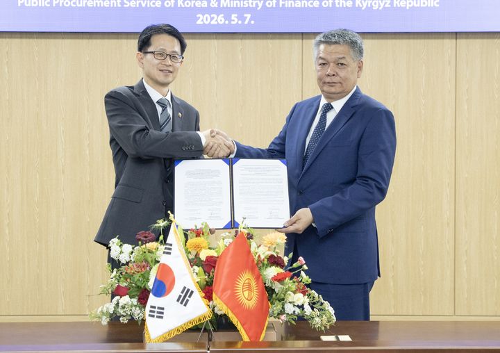 [대전=뉴시스] 백승보(왼쪽) 조달청장이 에른스트 칼디바예프(Ernst Kaldybaev) 키르기스스탄 재무부 차관과 7일 정부대전청사에서 '한국형 전자조달 시스템 개선사업'에 대한 협의의사록을 체결한 뒤 기념촬영을 하고 있다.(사진=조달청 제공) *재판매 및 DB 금지