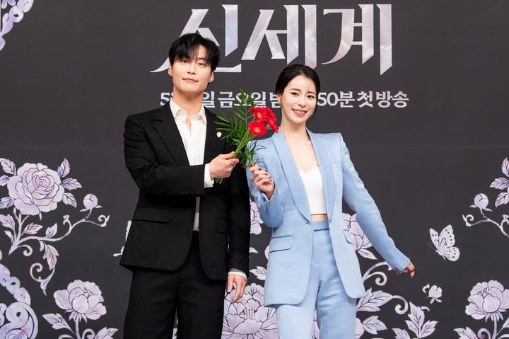 [서울=뉴시스] 배우 허남준과 임지연이 7일 서울 양천구 목동 SBS홀에서 열린 새 금토드라마 '멋진 신세계' 제작발표회에서 포즈를 취하고 있다. (사진=SBS 제공) 2026.05.07. photo@newsis.com *재판매 및 DB 금지