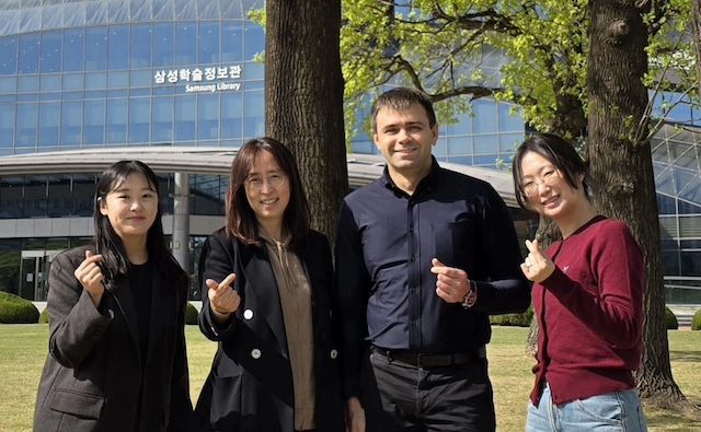[서울=뉴시스] (왼쪽부터) 성균관대 김효인 석박통합과정, 정소희 교수, 취리히 공과대학 막심 코발렌코 교수, 김미리 박사. (사진=성균관대 제공) 2026.05.07. photo@newsis.com *재판매 및 DB 금지