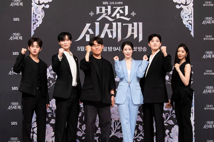 [서울=뉴시스] 배우 김민석, 허남준, 한태섭 PD, 임지연, 장승조, 이세희가 7일 서울 양천구 목동 SBS홀에서 열린 새 금토드라마 '멋진 신세계' 제작발표회에서 포즈를 취하고 있다. (사진=SBS 제공) 2026.05.07. photo@newsis.com *재판매 및 DB 금지