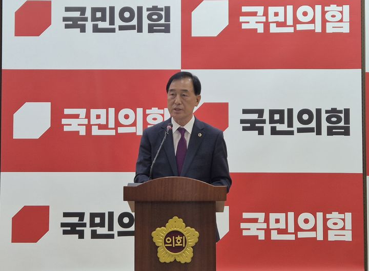[수원=뉴시스] 이병희 기자 = 이제영 경기도의회 미래과학협력위원회 위원장이 7일 도의회 브리핑룸에서 국민의힘 경기도당의 공천 과정에 대한 문제제기 기자회견을 하고 있다. 2026.05.07. iambh@newsis.com *재판매 및 DB 금지