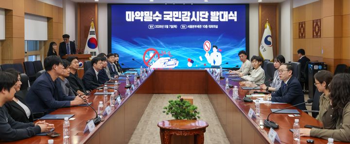 [서울=뉴시스] 7일 이명구 관세청장(오른쪽 세번째)이 서울세관에서 열린 마약밀수 국민감시단 발대식에서 감시단원들과 이야기를 나누고 있다.(사진=관세청 제공) *재판매 및 DB 금지