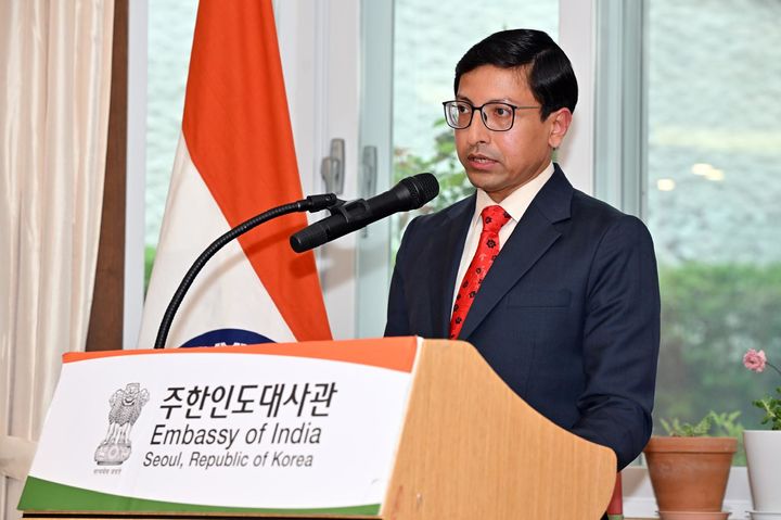 [서울=뉴시스] 고랑랄 다스 주한 인도대사가 7일 서울 용산구 인도대사관저에서 한국·인도정상회담 성과와 인디아데이, 세계요가의날 등을 설명하고 있다. (제공=주한인도대사관) 2026.05.07. *재판매 및 DB 금지