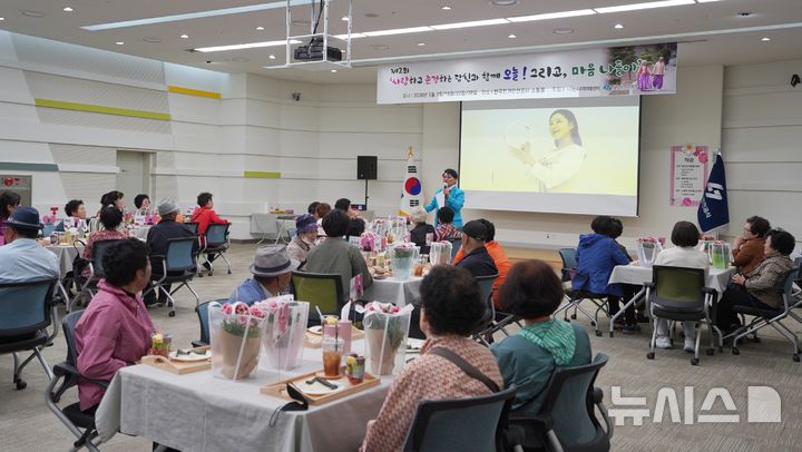 [전주=뉴시스]윤난슬 기자 = 한국전기안전공사는 5월 가정의 달을 맞아 지역 어르신들의 문화 향유 기회를 확대하고 생활 속 전기안전 인식을 높이기 위한 '시니어 노래교실'을 운영했다고 7일 밝혔다. (사진=전기안전공사 제공) photo@newsis.com 