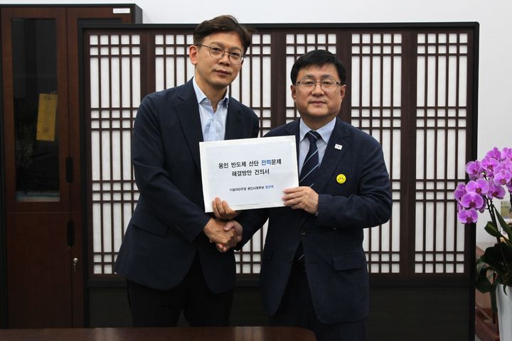 [용인=뉴시스] 김성환 기후에너지부 장관에게 정책건의서를 전달하는 현근택 후보(사진=현근택 후보 캠프 제공).2026.05.07.photo@newsis.com *재판매 및 DB 금지