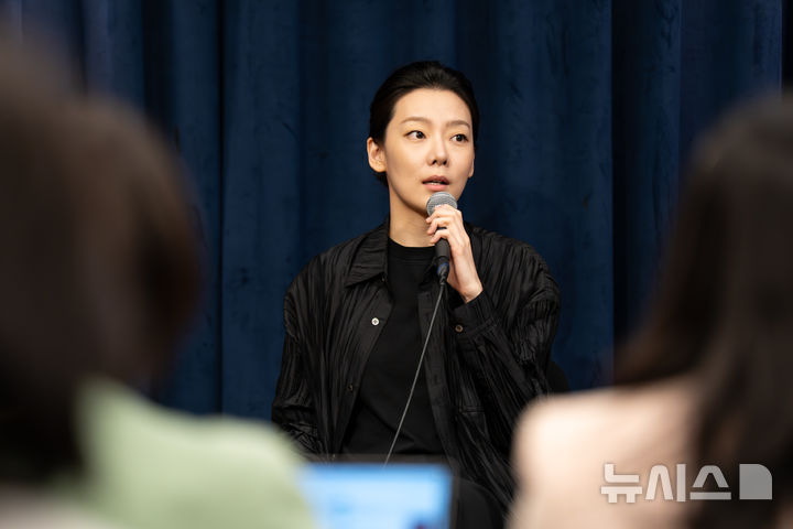  [서울=뉴시스]바이올리니스트 클라라 주미 강(39)이 7일 서울 종로구 크레디아클래식클럽 스튜디오에서 열린 '클라라 주미 강 & 김선욱 듀오 리사이틀' 기자간담회에서 질문에 답하고 있다. (사진=크레디아 제공)