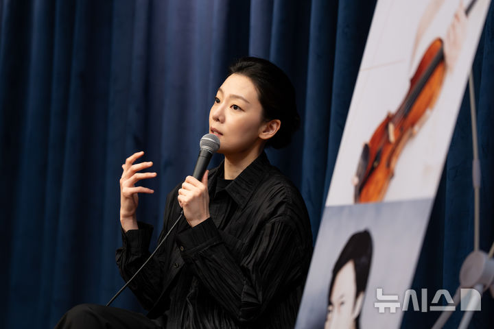  [서울=뉴시스]바이올리니스트 클라라 주미 강(39)이 7일 서울 종로구 크레디아클래식클럽 스튜디오에서 열린 '클라라 주미 강 & 김선욱 듀오 리사이틀' 기자간담회에서 질문에 답하고 있다. (사진=크레디아 제공)
