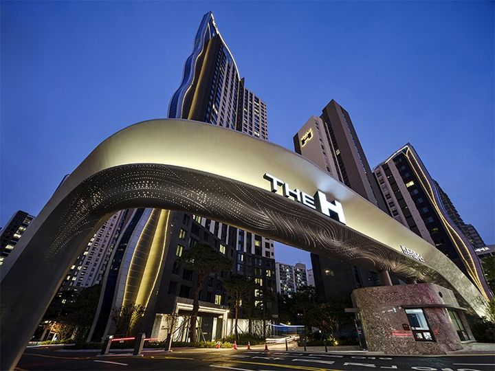 [서울=뉴시스] 현대건설의 한 아파트 단지에 설치된 문주. (출처=현대건설) 2026.05.07. photo@newsis.com *재판매 및 DB 금지