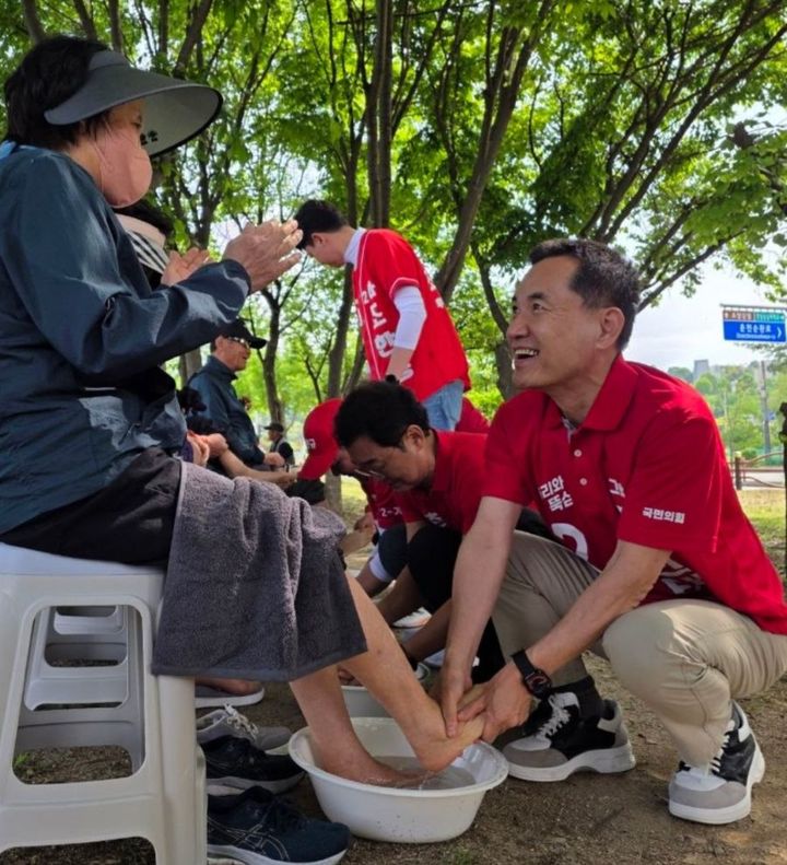 [춘천=뉴시스] 7일 김진태 후보(사진)는 어르신들의 노고에 감사의 마음을 담아 직접 발을 씻겨드리는 ‘효사랑 세족식’을 진행했다고 밝혔다. 김진태 후보측 제공. *재판매 및 DB 금지