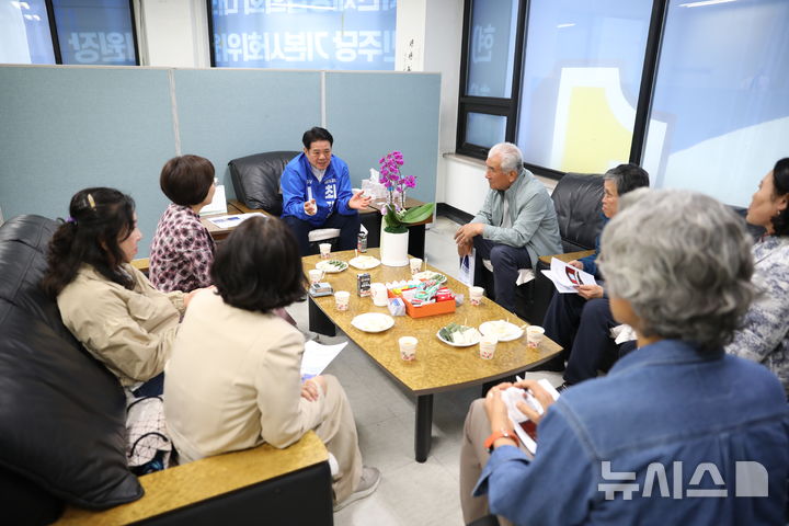 [안양=뉴시스] 최대호 후보가 선거사무소에서 연현마을 주민들과의 정책간담회를 열고 있다. (사진=선거사무소 제공).2026.05.07.photo@newsis.com