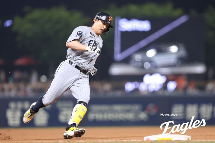 [서울=뉴시스] 프로야구 한화 이글스의 이진영이 7일 광주-기아 챔피언스필드에서 벌어진 2026 신한 쏠 KBO리그 KIA 타이거즈와의 경기에서 6회초 홈런성 타구를 날린 후 그라운드를 돌고 있다. (사진 = 한화 이글스 제공) *재판매 및 DB 금지
