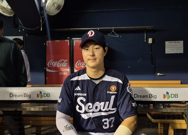 [서울=뉴시스] 문채현 기자 = 프로야구 두산 베어스의 박지훈이 7일 서울 잠실구장에서 열린 2026 신한 쏠 KBO리그 LG 트윈스와의 경기에서 승리한 뒤 취재진과 인터뷰를 하고 있다. 2026.05.07. dal@newsis.com *재판매 및 DB 금지