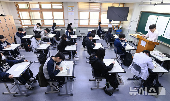 [수원=뉴시스] 김종택기자 = 5월 전국연합학력평가가 실시된 7일 경기 수원시 효원고등학교 3학년 교실에서 학생들이 시험을 준비하고 있다. 2026.05.07. jtk@newsis.com