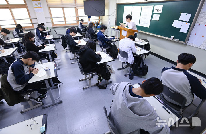 [수원=뉴시스] 김종택기자 = 5월 전국연합학력평가가 실시된 7일 경기 수원시 효원고등학교 3학년 교실에서 학생들이 답안지에 인적사항을 작성하고 있다. 2026.05.07. jtk@newsis.com