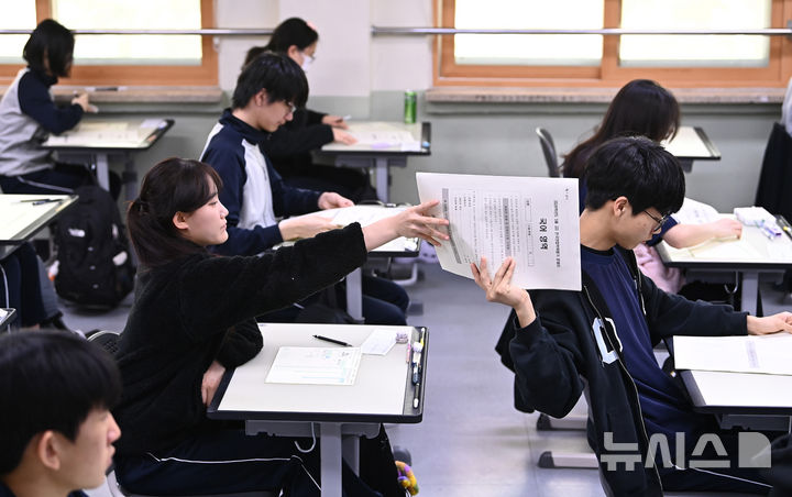 [수원=뉴시스] 김종택기자 = 5월 전국연합학력평가가 실시된 7일 경기 수원시 효원고등학교 3학년 교실에서 학생들이 시험지를 전달받고 있다. 2026.05.07. jtk@newsis.com
