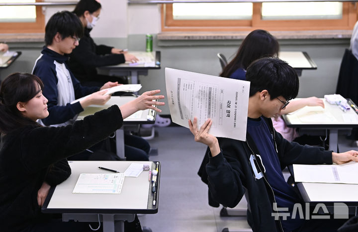 [수원=뉴시스] 김종택기자 = 5월 전국연합학력평가가 실시된 7일 경기 수원시 효원고등학교 3학년 교실에서 학생들이 시험지를 전달받고 있다. 2026.05.07. jtk@newsis.com