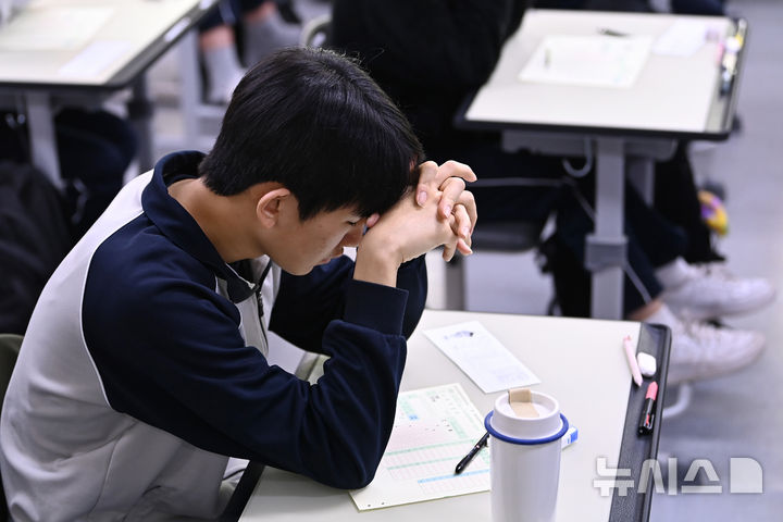 [수원=뉴시스] 김종택기자 = 5월 전국연합학력평가가 실시된 7일 경기 수원시 효원고등학교 3학년 교실에서 학생들이 시험을 준비하고 있다. 2026.05.07. jtk@newsis.com