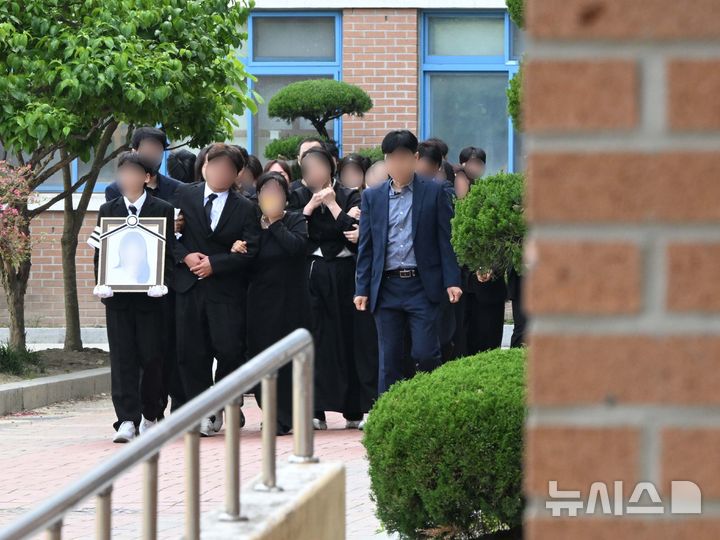 [광주=뉴시스] 이현행 기자 = 광주 도심에서 흉기 피습을 당해 숨진 고(故) A(17)양의 발인이 엄수된 7일 오전, 고인의 모교인 광산구 한 고등학교에서 유가족들이 A양이 다녔던 학교를 돌고 있다. 2026.05.07. lhh@newsis.com