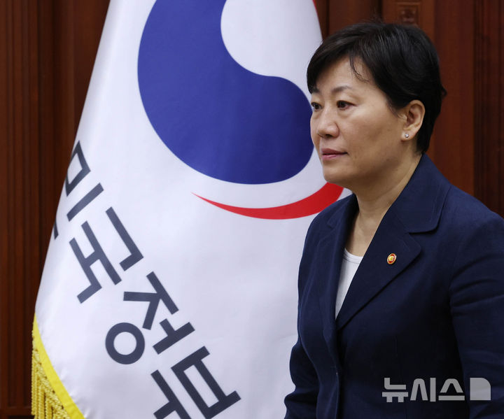 [서울=뉴시스] 조수정 기자 = 송미령 농림축산식품부 장관이 7일 오전 서울 종로구 정부서울청사에서 열린 구윤철 경제부총리 겸 재정경제부 장관 주재 민생물가 특별관리 관계장관TF회의에 입장하고 있다. 2026.05.07. chocrystal@newsis.com