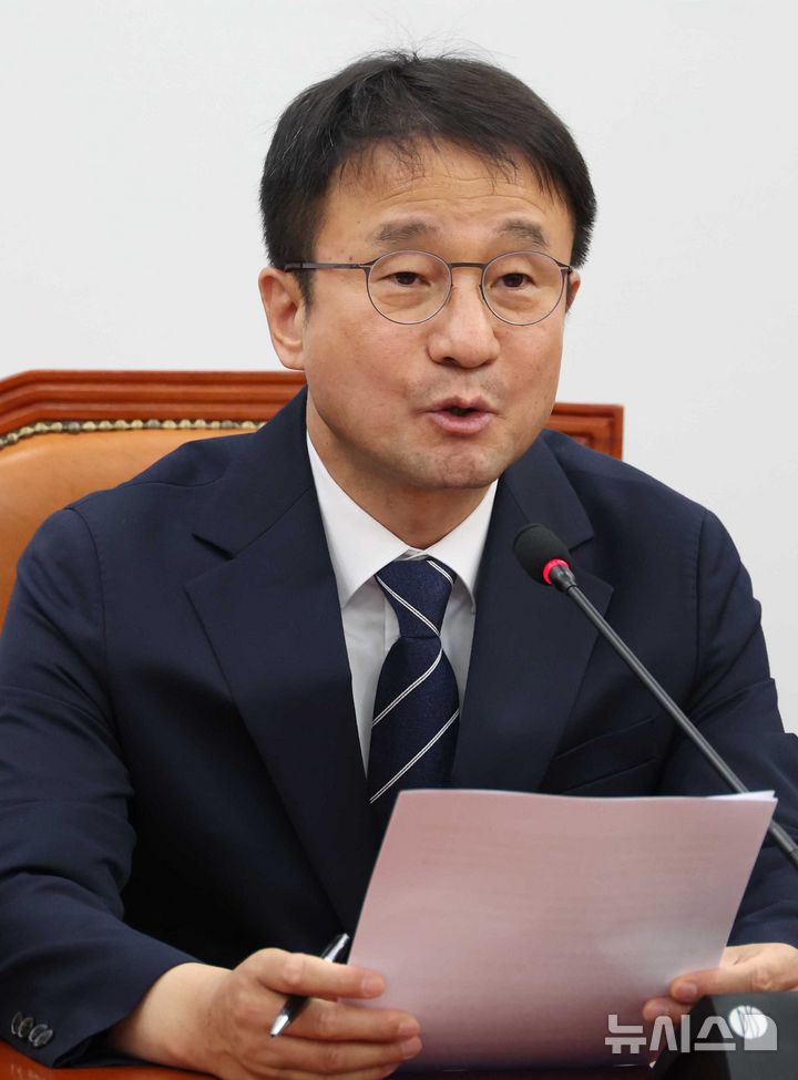 [서울=뉴시스] 조성봉 기자 = 한병도 더불어민주당 원내대표가 지난 7일 오전 서울 여의도 국회에서 열린 정책조정회의에서 발언을 하고 있다. 2026.05.07. suncho21@newsis.com