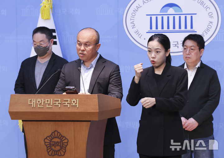 [서울=뉴시스] 김근수 기자 = 민경권 대한민국 주주운동본부 대표가 7일 오전 서울 여의도 국회 소통관에서 열린 삼성전자 파업관련 기자회견에서 발언하고 있다. 2026.05.07. ks@newsis.com