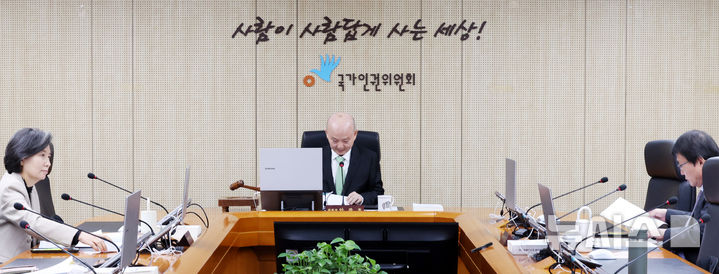 [서울=뉴시스] 박주성 기자 = 안창호 국가인권위원장이 7일 오전 서울 중구 국가인권위원회 전원회의실에서 열린 제14차 상임위원회를 주재하고 있다. 2026.05.07. park7691@newsis.com