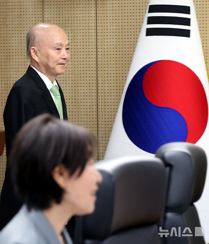 [서울=뉴시스] 박주성 기자 = 안창호 국가인권위원장이 7일 오전 서울 중구 국가인권위원회 전원회의실에서 열린 제14차 상임위원회에 참석하고 있다. 2026.05.07. park7691@newsis.com