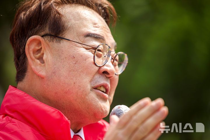 [서울=뉴시스] 정병혁 기자 = 조전혁 서울시교육감 예비후보가 7일 서울 중구 서울광장에서 서울시교육감 출마 선언 기자회견을 하고 있다. 2026.05.07. jhope@newsis.com