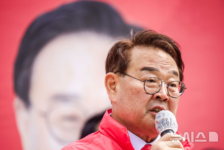 [서울=뉴시스] 정병혁 기자 = 조전혁 서울시교육감 예비후보가 7일 서울 중구 서울광장에서 서울시교육감 출마 선언 기자회견을 하고 있다. 2026.05.07. jhope@newsis.com