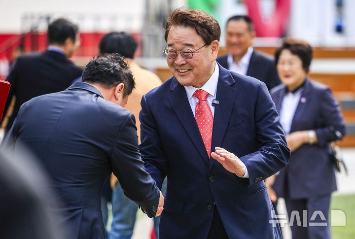 [서울=뉴시스] 정병혁 기자 = 조전혁 서울시교육감 예비후보가 7일 서울 중구 서울광장에서 서울시교육감 출마 선언 기자회견에 앞서 지지자들과 인사를 나누고 있다. 2026.05.07. jhope@newsis.com