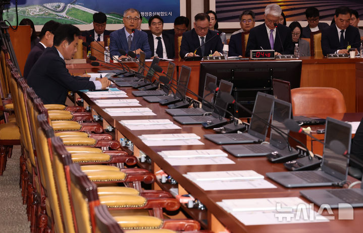 [서울=뉴시스] 김금보 기자 = 7일 오전 서울 여의도 국회 국토교통위원회에서 행정수도 특별법안 관련 공청회가 열리고 있다. 국민의힘 의원석이 비어있다. 2026.05.07. kgb@newsis.com