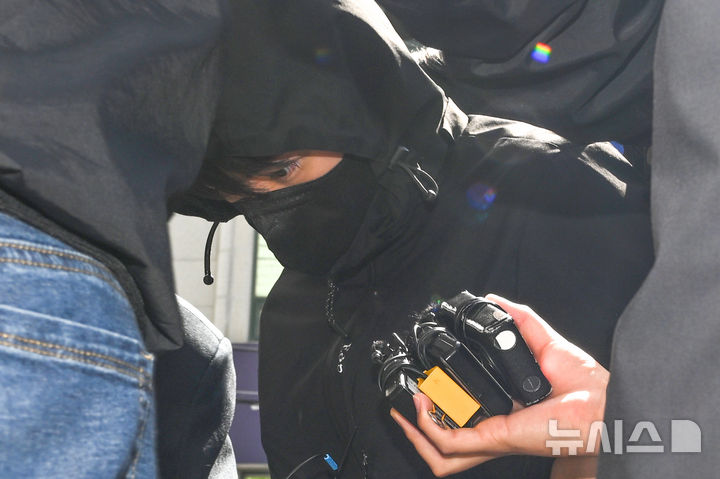 [광주=뉴시스] 이영주 기자 = 한밤중 광주 도심에서 흉기를 휘둘러 일면식 없는 여고생을 살해하고 남고생을 다치게 한 혐의(살인 등)를 받는 장모(24)씨가 7일 오전 광주 동구 광주지법에서 구속 전 피의자 심문(영장실질심사)을 받기 위해 법정으로 이동하고 있다. 2026.05.07. leeyj2578@newsis.com