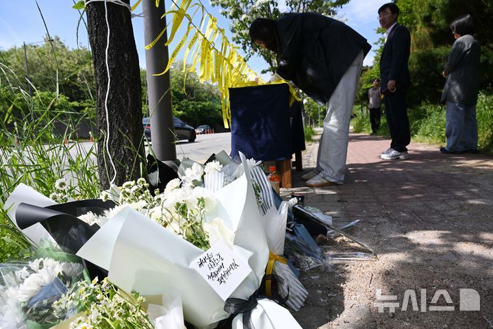 [광주=뉴시스] 이현행 기자 = 7일 오전 광주 광산구 첨단2동 주민들이 일면식 없는 남성에게 살해된 여고생을 추모하기 위해 조성한 추모 공간에서 시민들이 추모의 글을 남기고 있다. 2026.05.07. lhh@newsis.com